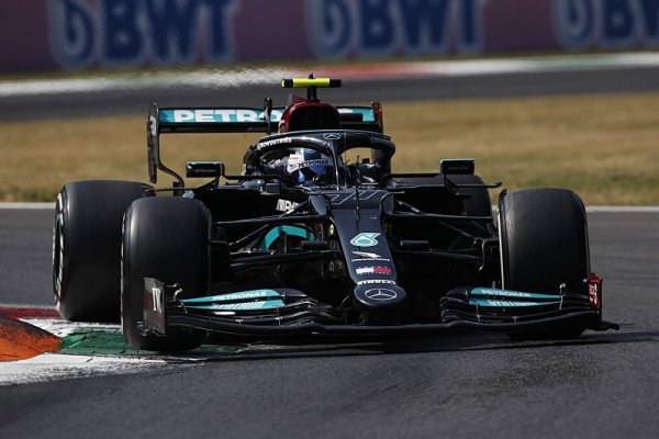 Bottas první v cíli sprintu, pole position bere Verstappen před Ricciardem