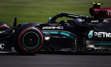 Mercedes bere kompletní první řadu, nejrychlejší Bottas 