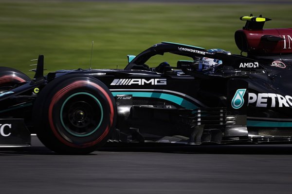 Mercedes bere kompletní první řadu, nejrychlejší Bottas 