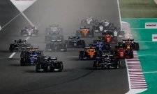 Hamilton opět stáhl Verstappenův náskok, Alonsovi přinesl risk první pódium po sedmi letech
