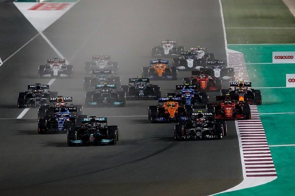 Hamilton opět stáhl Verstappenův náskok, Alonsovi přinesl risk první pódium po sedmi letech