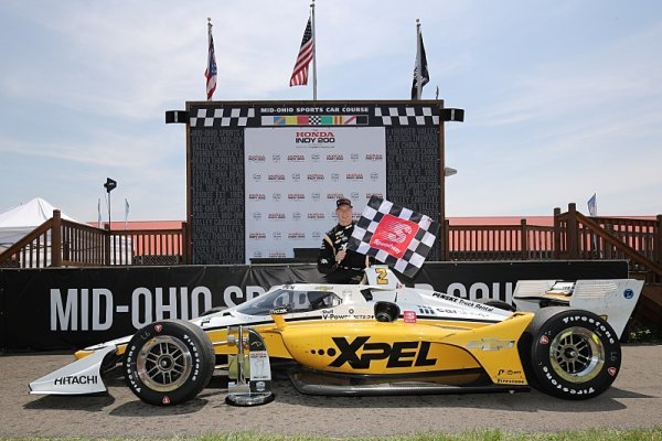 Newgarden oslavil výročí 1. vítězství týmu Penske triumfem