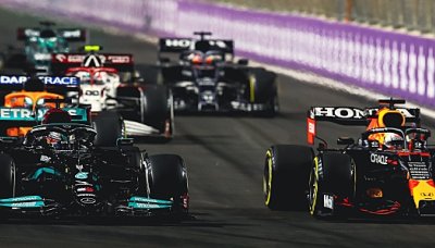 Hamilton porazil ve velkolepé bitvě Verstappena, do posledního závodu půjdou se stejným počtem bodů 