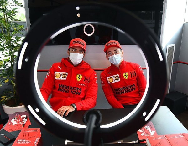 Duo Ferrari na čele, Hamiltonův vůz vypověděl službu