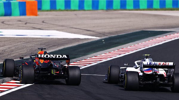 Verstappenův vůz byl téměř neřiditelný