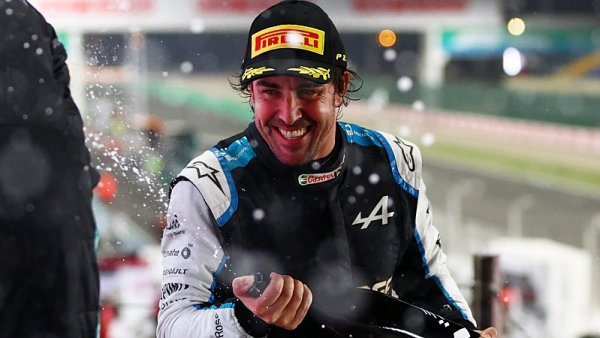 Alonso si troufá na Hamiltona i Verstappena