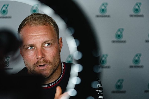 Bottas se motivuje fotografiemi