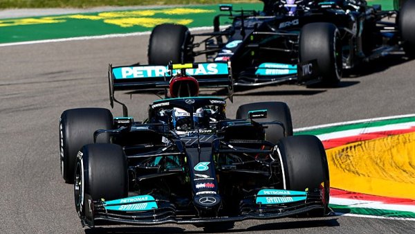 Mercedes je v Imole mnohem spokojenější Mercedes je v Imole mnohem spokojenější