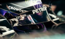 FIA úspěšně zpomalila Mercedes, míní Hamilton