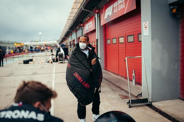 Hamilton spěchal až příliš Hamilton spěchal až příliš