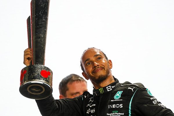 Hamilton vyhrál s méně výkonným motorem