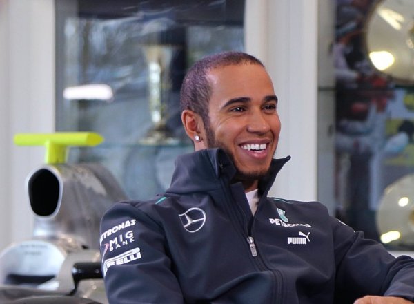 Hamilton to Mercedesu přece jen podepsal