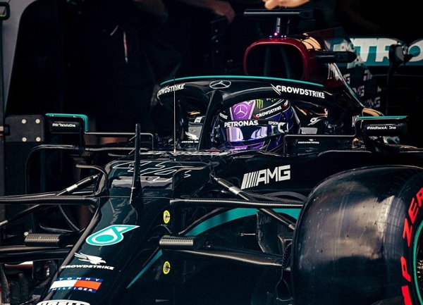 Hamilton zůstává věrný Mercedesu