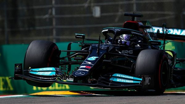 Hamiltonovo předjubilejní pole position málem překazil Pérez