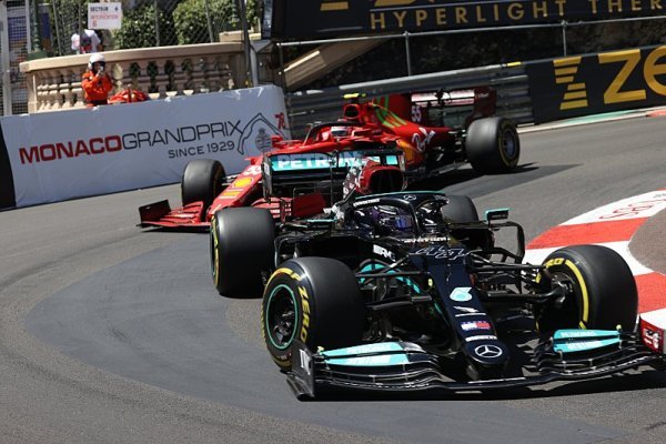 Verstappen a Hamilton se obávají Ferrari