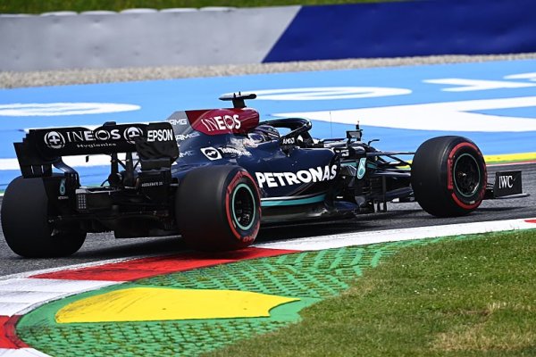 Hamilton doplatil na strategii Mercedesu