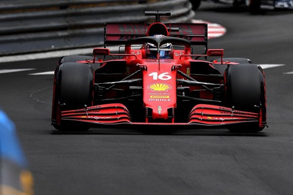 Ferrari je konečně zpátky, černý Hamiltonův den