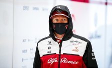 Räikkönen spal pod stolem a nechtěl cvičit
