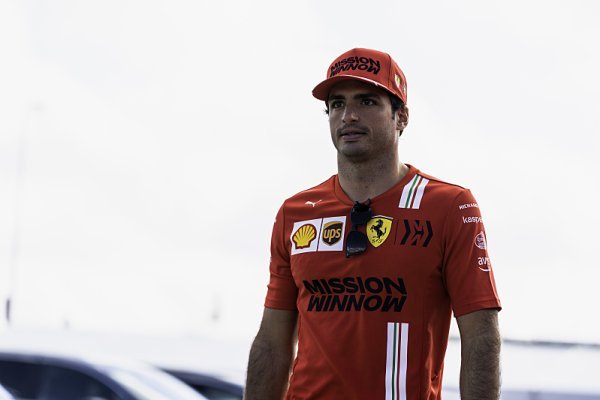 Sainz nechtěl červené pneumatiky. Sainz nechtěl červené pneumatiky.