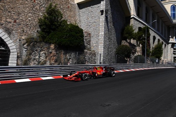 Ferrari si pomáhá ohebným zadním křídlem