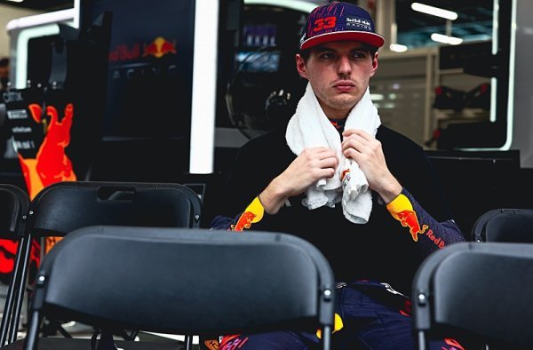 Pod umělým osvětlením dominoval Verstappen