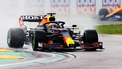 Závod F1 v Imole vyhrál Verstappen, Hamilton boural