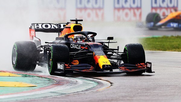 Závod F1 v Imole vyhrál Verstappen, Hamilton boural