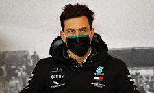 Mercedes prý vezme Russella a Verstappena