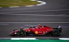 Sainz si v záludných podmínkách dojel pro premiérové pole position