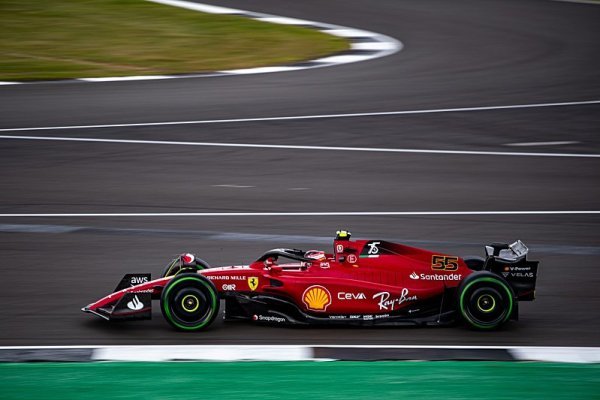 Sainz si v záludných podmínkách dojel pro premiérové pole position