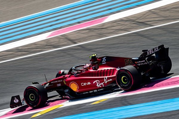 Ferrari nadále kraluje, Sainz se vyhoupnul do čela
