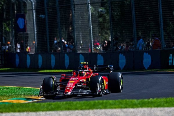 Australský návrat patřil Ferrari, Vettelovy jízdy ukončila porucha motoru