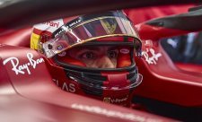 Sainz nejrychlejší v prvních jízdách po letní pauze, Verstappen s Leclercem spadnou na chvost