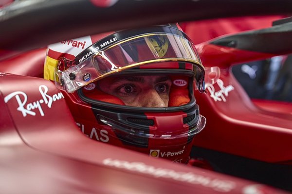 Sainz nejrychlejší v prvních jízdách po letní pauze, Verstappen s Leclercem spadnou na chvost