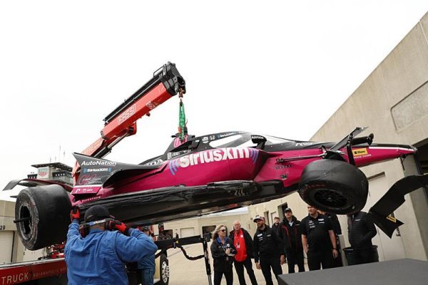 Test v Indy poznamenaly nehody na pit lane