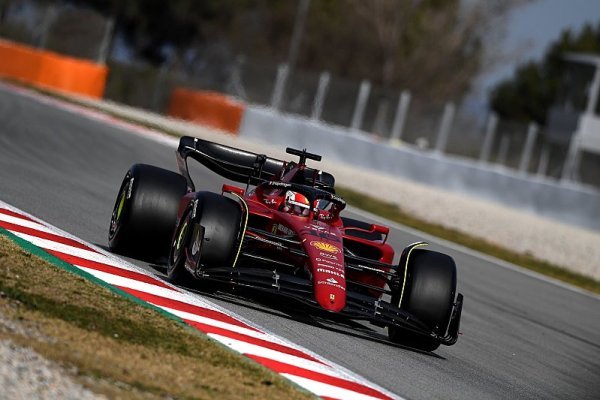 Ve čtvrtek se dostali do čela Leclerc a Ferrari, Red Bull trápila převodovka