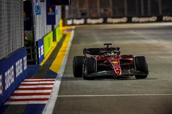 Osychající trať přinesla pole position Leclercovi, Verstappen až osmý