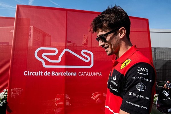 Ve Španělsku začalo nejlépe Ferrari, vyhrál Leclerc před Sainzem 