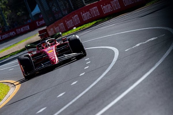 Leclerc vystřídal Sainze v čele, Mercedes mimo nejlepší desítku