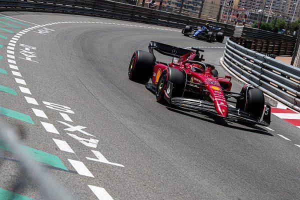 Leclerc má domácí pole position, Sainz a Pérez bourali 