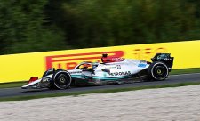 Slibný začátek pro Mercedes, hořký pro Verstappena