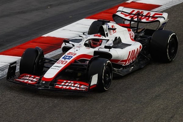 V pátek byl nejrychlejší Magnussen, oficiálním vítězem se ale stal Sainz