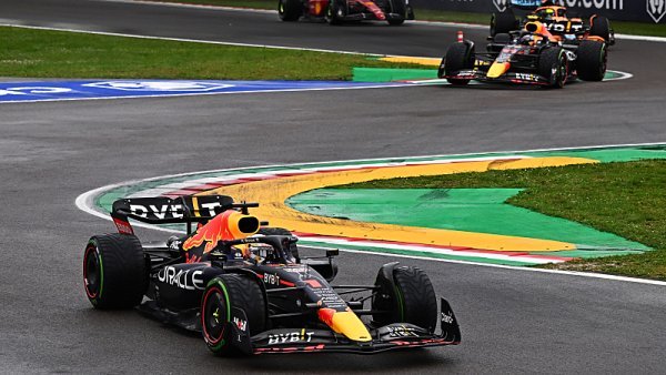 Red Bull slaví dvojité vítězství na domácí půdě Ferrari, Leclerc po chybě šestý