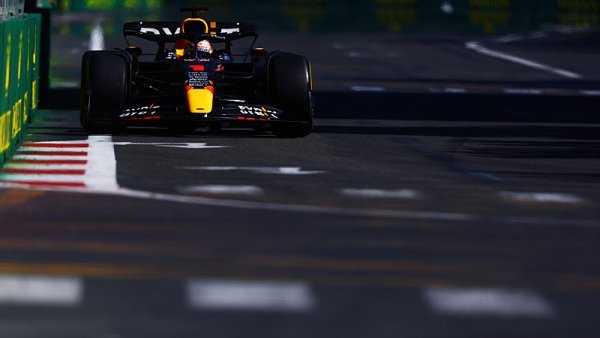 Leclercův problém s motorem pustil Verstappena do trháku