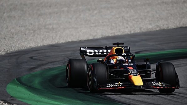 Verstappen přebírá od Leclerca celkové vedení