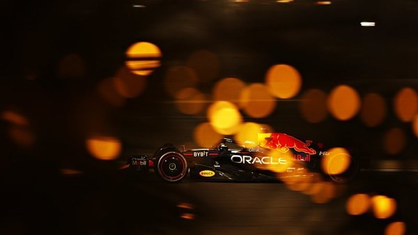 Testy zakončil na výši Verstappen, Hamilton nevěří v boj o vítězství