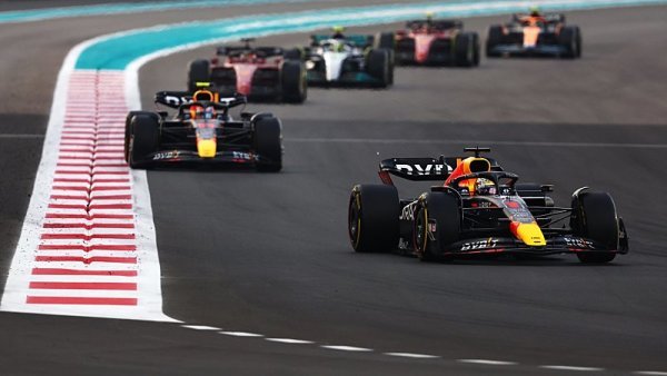 Verstappen získává letošní 15. vítězství, Leclerc vicemistrem