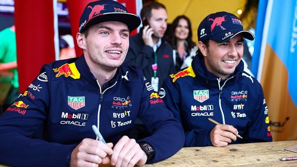 Před kvalifikací kraloval Red Bull, jezdci Mercedesu před Sainzem