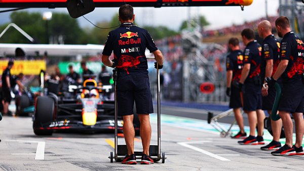 Verstappen přišel o výkon motoru