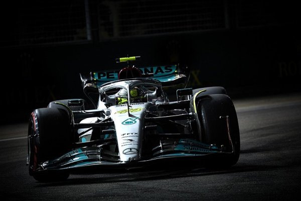 Hamilton se omluvil týmu